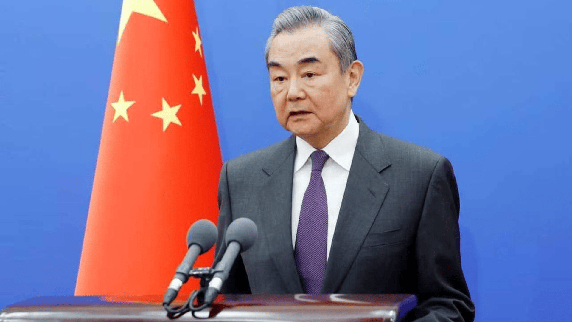 委代总统“投降,美国政府已接盘,关键时刻,王毅表态要坚定捍卫《联合国宪章》