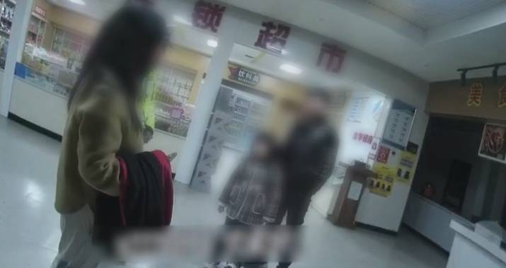 湖南一对夫妻将女儿“丢”在服务区，开了几百公里接到交警电话......