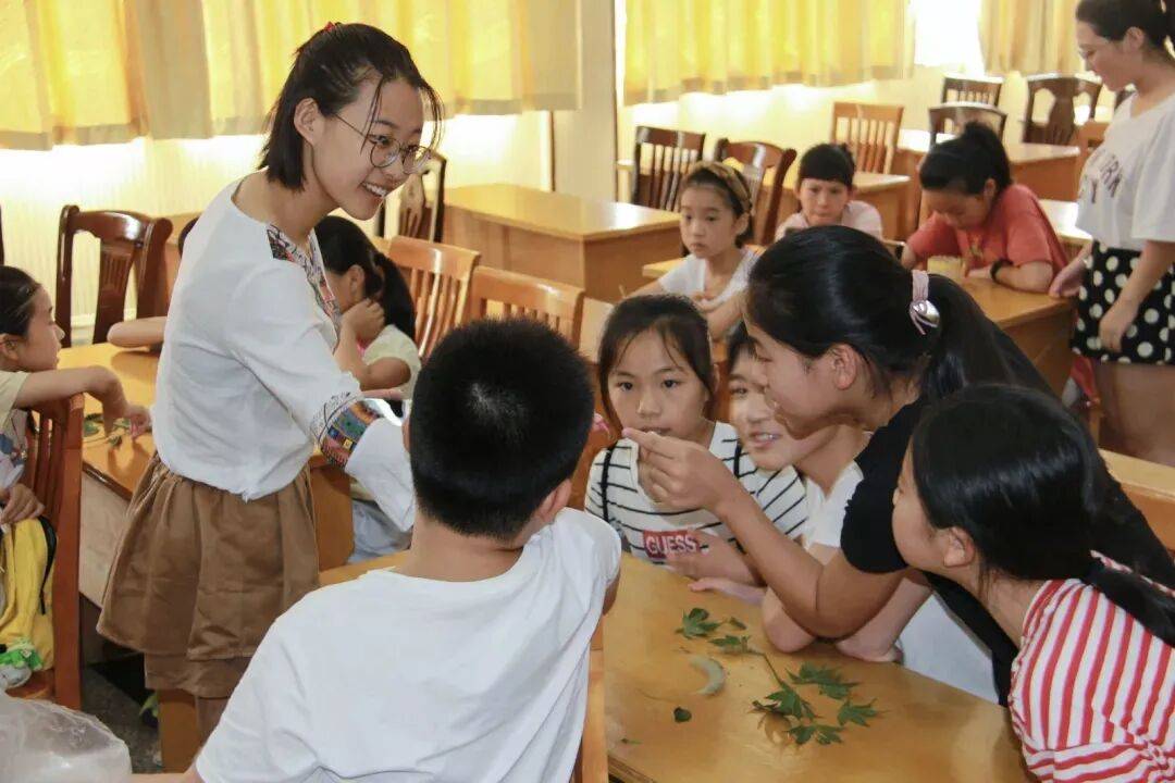 “替英雄同学尽孝”,大学生们坚持15年......