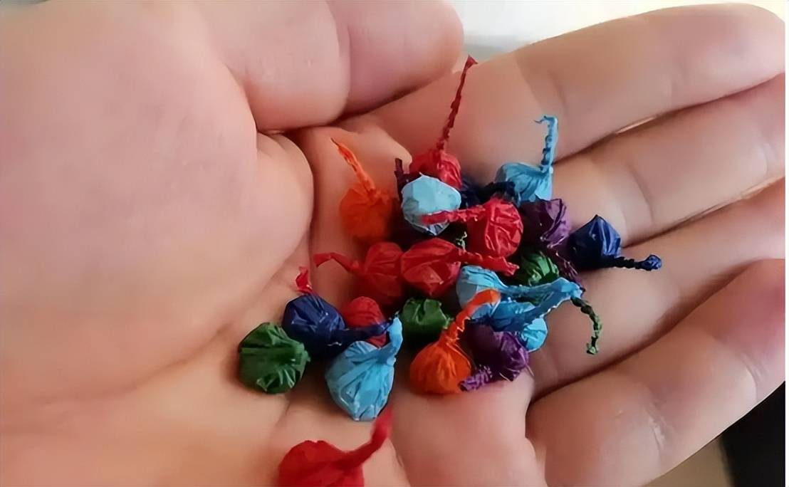 视频画面太揪心！妈妈教扔摔炮玩，幼童误以为是糖，放嘴里咬，瞬间炸了