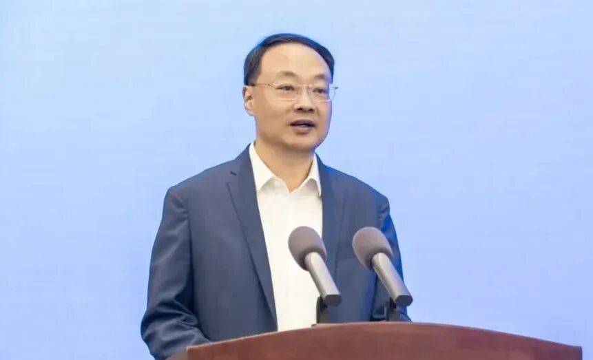 吴炜任盐城市代市长，曾任南京市政府办公厅主任，秦淮区委书记，南京市副市长等职务