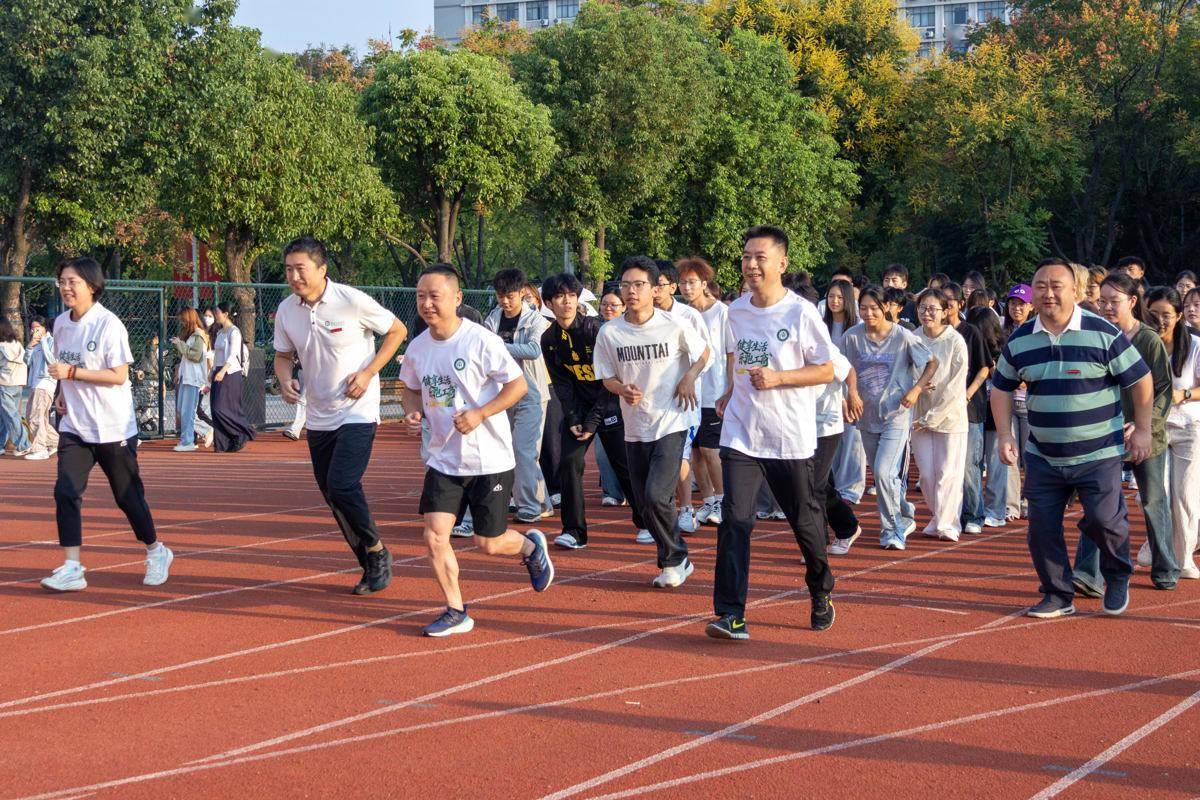 大学校长邀约晨跑后续：校长、党委书记与新生一起跑步